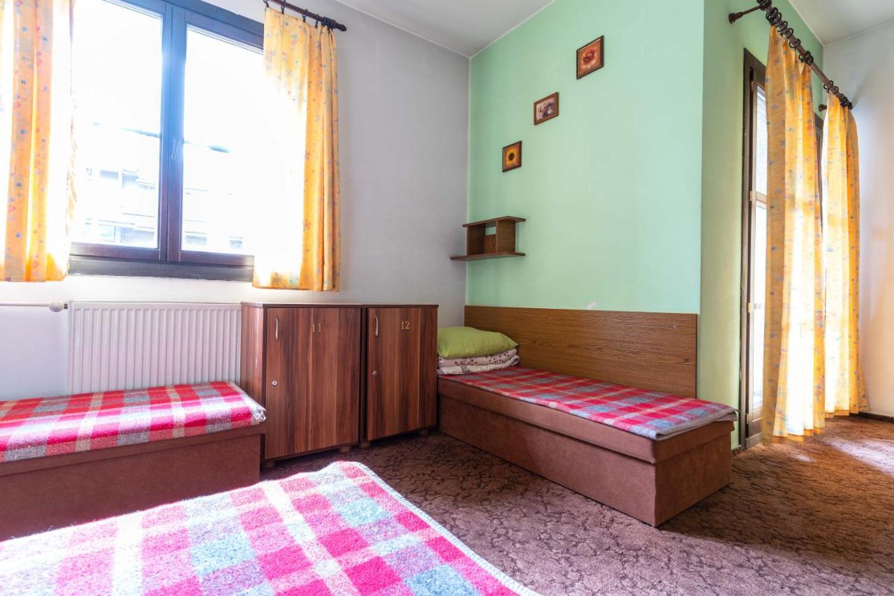 Miedzynarodowe Schronisko Mlodziezowe Ptsm Szarotka Hostel Zakopane Luaran gambar
