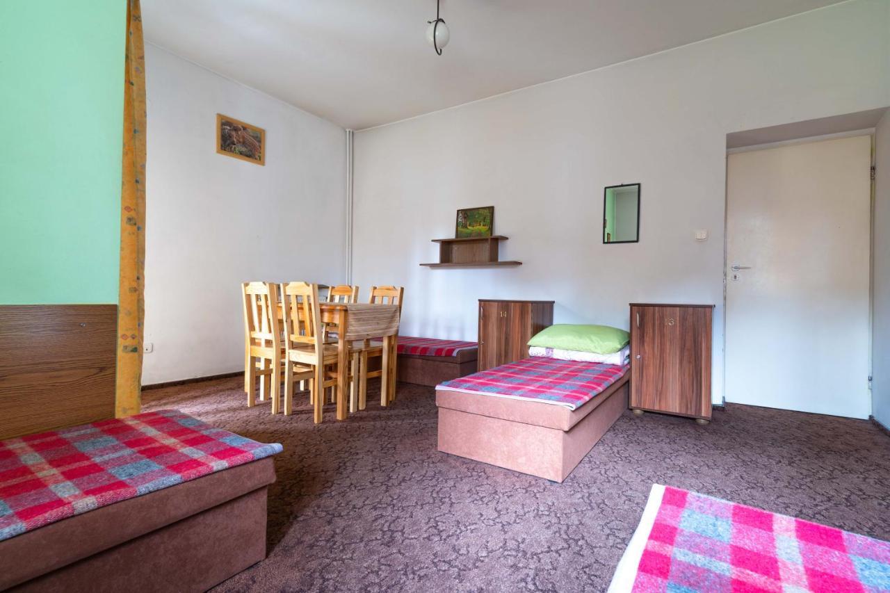 Miedzynarodowe Schronisko Mlodziezowe Ptsm Szarotka Hostel Zakopane Luaran gambar